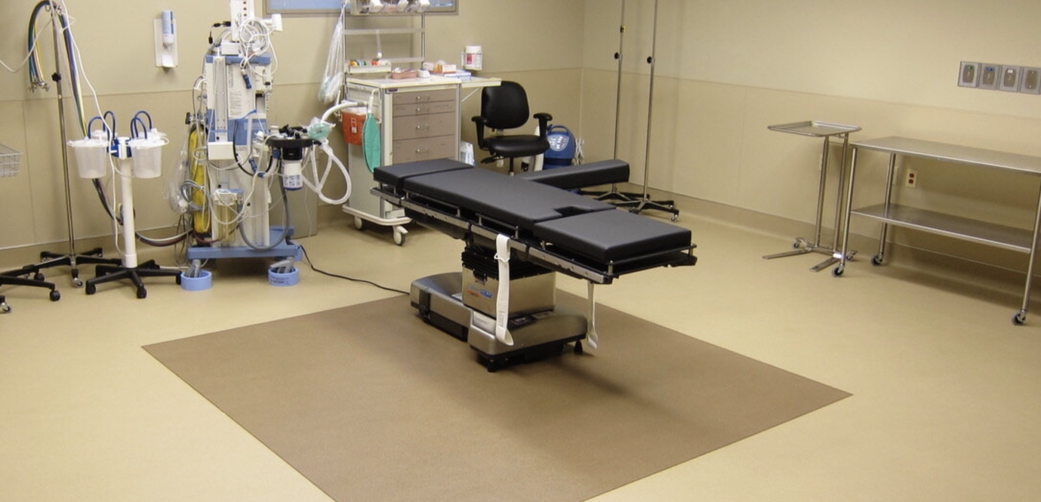 Medical operating room with surgical table and equipment